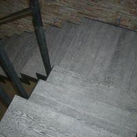 scala in  tavole di rovere prefinito grigio 4